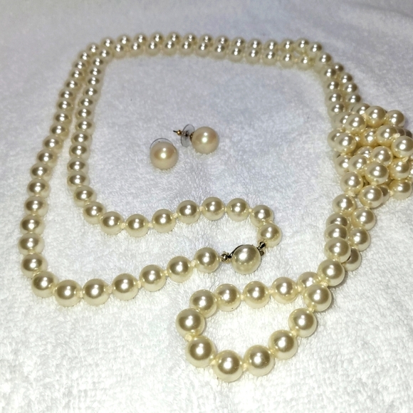 Classic Cream Pearl 5mm Beaded Necklace and Stud Earring Set / Pierced - Picture 4 of 6